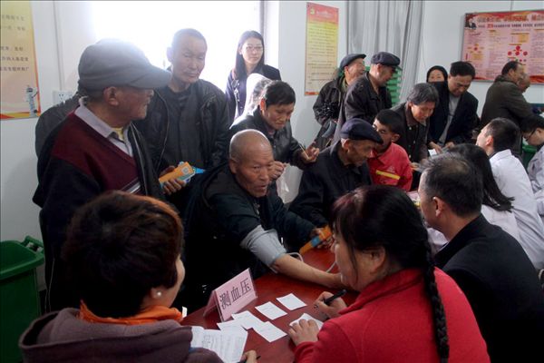 1491809256960340.jpg 醫(yī)療隊開展義診.jpg