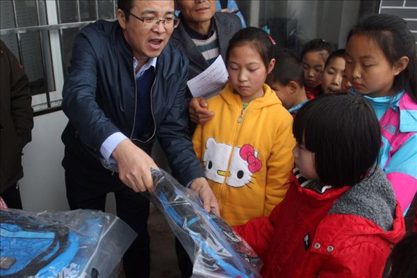 1491809269607484.jpg 志愿者將學(xué)習(xí)用具分發(fā)給留守兒童.jpg