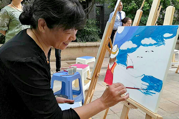 1494901866825266.jpg 業(yè)主認(rèn)真作畫.jpg