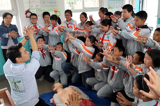 急救講師王淼正在給孩子們做心肺復蘇急救演練手勢示范.jpg